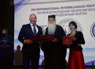 Архимандриту Луки Бабићу и Олги Литвиној уручени поклони на Међународном форуму у Дагестану